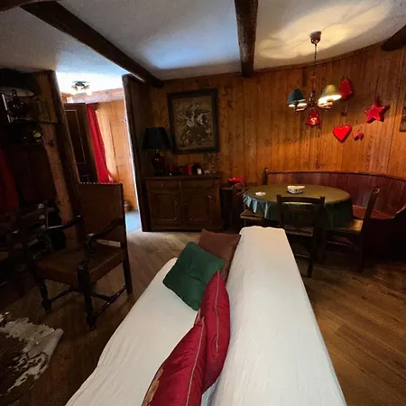 Jolie Maison Fleurie Con Sauna Monte Bianco Apartmán *